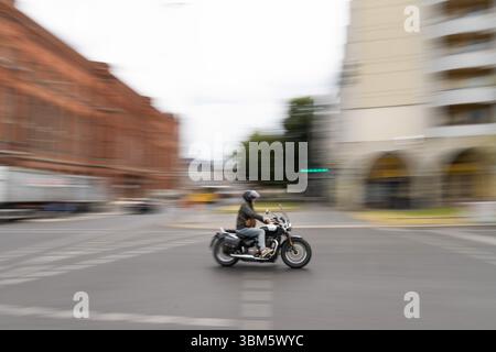 Berlin, Berlin, Deutschland. Juni 2025. Ein Mann fährt mit dem Motorrad durch die Berliner Innenstadt. (Kreditbild: © Matias Basualdo/ZUMA Press Wire) NUR REDAKTIONELLE VERWENDUNG! Nicht für kommerzielle ZWECKE! Stockfoto