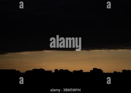Berlin, Berlin, Deutschland. Juni 2025. Sonnenaufgang über Wohnhäusern in Berlin. (Kreditbild: © Matias Basualdo/ZUMA Press Wire) NUR REDAKTIONELLE VERWENDUNG! Nicht für kommerzielle ZWECKE! Stockfoto