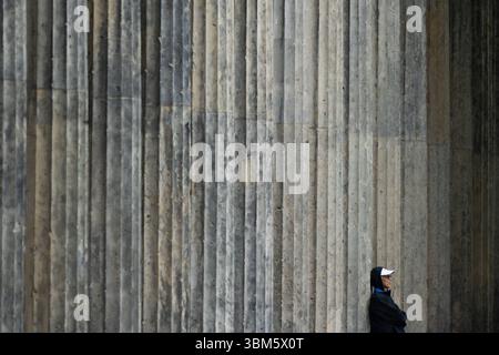 Berlin, Berlin, Deutschland. Juni 2025. Ein Tourist wartet vor einem Museum in Berlin. (Kreditbild: © Matias Basualdo/ZUMA Press Wire) NUR REDAKTIONELLE VERWENDUNG! Nicht für kommerzielle ZWECKE! Stockfoto
