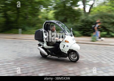Berlin, Berlin, Deutschland. Juni 2025. Ein Mann fährt mit dem Motorrad durch die Berliner Innenstadt. (Kreditbild: © Matias Basualdo/ZUMA Press Wire) NUR REDAKTIONELLE VERWENDUNG! Nicht für kommerzielle ZWECKE! Stockfoto