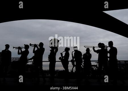 Berlin, Berlin, Deutschland. Juni 2025. Musiker spielen auf der Oberbaumstraße bei Sonnenuntergang in Berlin. (Kreditbild: © Matias Basualdo/ZUMA Press Wire) NUR REDAKTIONELLE VERWENDUNG! Nicht für kommerzielle ZWECKE! Stockfoto