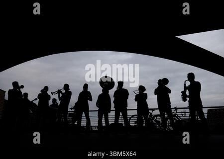 Berlin, Berlin, Deutschland. Juni 2025. Musiker spielen auf der Oberbaumstraße bei Sonnenuntergang in Berlin. (Kreditbild: © Matias Basualdo/ZUMA Press Wire) NUR REDAKTIONELLE VERWENDUNG! Nicht für kommerzielle ZWECKE! Stockfoto