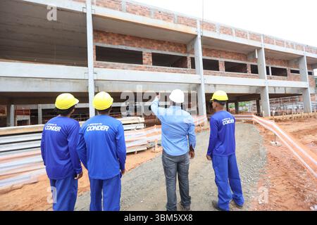 Gandu, bahia, brasilien - 4. Mai 2025: Arbeiter werden auf einer Baustelle für den Bau einer öffentlichen Schule in Bahia gesehen. Stockfoto