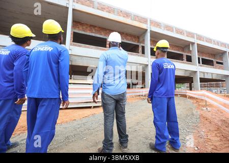 Gandu, bahia, brasilien - 4. Mai 2025: Arbeiter werden auf einer Baustelle für den Bau einer öffentlichen Schule in Bahia gesehen. Stockfoto