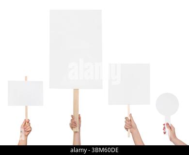 Gruppe von Leuten mit leeren Schildern auf weißem Hintergrund, Nahaufnahme. Modell für Design Stockfoto