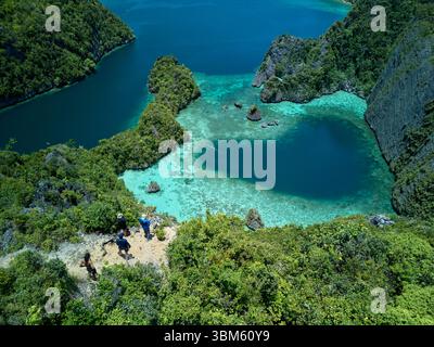 Touristen auf dem Dafalen Peak und Love Pool, Dafalen Island, Misool, Raja Ampat, Indonesien - Luftfahrt Stockfoto