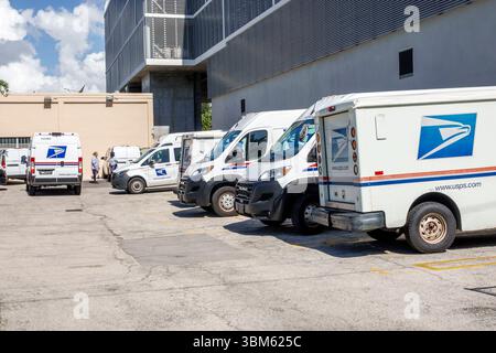 Miami Beach Florida, North Beach, 71st Street, Postamt, USPS Postlaster Flottenparkplatz, Lieferfahrzeuge, Außenladezone, städtische Infrastruktur Stockfoto