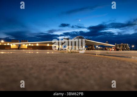 Die US-Luftstreitkräfte der 509th Logistics Readiness Squadron und der 393rd Bomber Generation Squadron betanken einen B-2 Spirit am 28. Mai 2025 auf der Whiteman Air Force Base, Missouri. Bei der Hotpit-Betankung wird ein Flugzeug unmittelbar nach der Landung betankt, während die Motoren laufen bleiben. Dadurch wird die Ansprechzeit in einer Betriebsumgebung erhöht und die Leistung effektiver projiziert. (Foto der U.S. Air Force von Staff Sgt. Joshua Hastings) Stockfoto