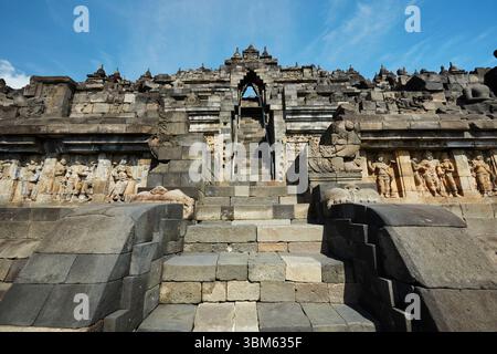 Der buddhistische Tempel Borobudur (der größte buddhistische Tempel der Welt, erbaut im 9. Jahrhundert) in der Nähe von Yogyakarta, Java, Indonesien Stockfoto