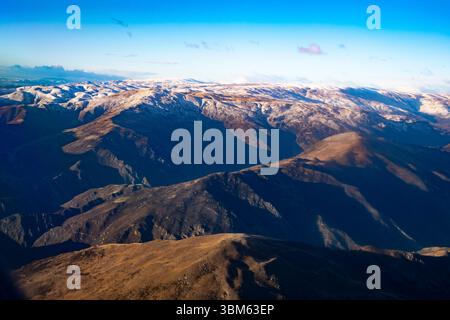 Carrick Range Mountains, auf der Anfahrt zum Flughafen Queenstown, Central Otago, Südinsel, Neuseeland Stockfoto