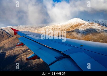 Fliegen Sie vorbei an schneebedeckten Bergen, auf dem Weg zum Queenstown Airport, Central Otago, Südinsel, Neuseeland Stockfoto