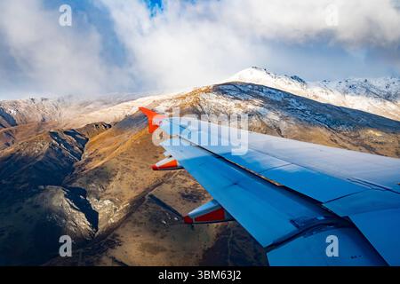 Fliegen Sie vorbei an schneebedeckten Bergen, auf dem Weg zum Queenstown Airport, Central Otago, Südinsel, Neuseeland Stockfoto