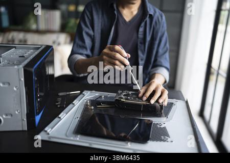 IT-Ingenieur Installation Hardware Ausrüstung Entwicklung Facility Engineer Wartung Computer Motherboard elektronische Reparaturwerkstatt Technologiegeschäft Stockfoto