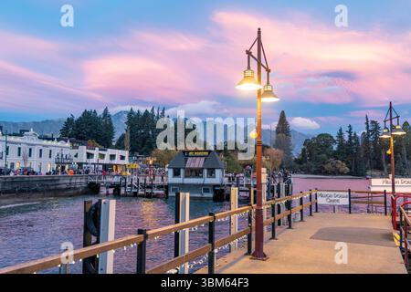 Queenstown Sonnenuntergang, Queenstown Kai und Stadtzentrum mit Straßenlaternen am Lake Wakatipu, Otago Region, Südinsel, Neuseeland Stockfoto