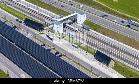 Größter Ladepark der Welt am Bahnhof Merklingen Schwäbische Alb mit EIS. Es gibt 259 überdachte Stationen für Elektroautos unter zwei 160 Stockfoto