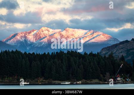 Schneebedeckte Berge hinter Lake Wakatipu, Queenstown, Central Otago, Südinsel, Neuseeland Stockfoto
