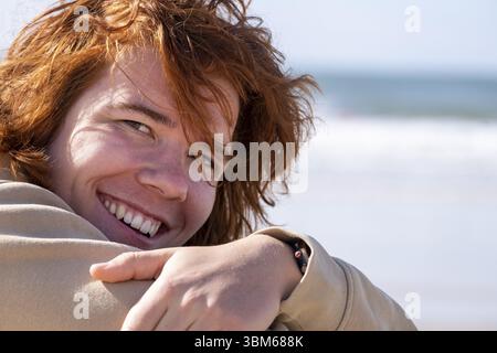 Junger Mann mit roten Haaren, am Strand, Jeffreys Bay in der Nähe von Port Elizabeth, Garden Route, Eastern Cape, Südafrika, Afrika Stockfoto