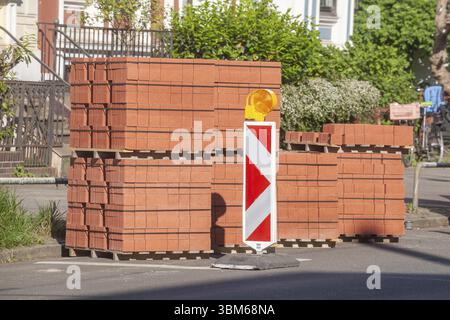Rote Pflastersteine für einen Betonradweg, gestapelt, Deutschland, Europa Stockfoto