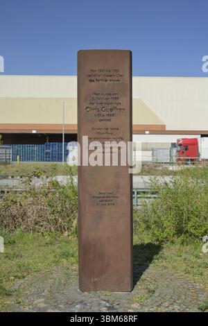 Stele, Denkmal für Chris Gueffroy, Wall Dead, Bank des Britzer Zweigkanals, Stadtteil Treptow-Koepenick, Berlin, Deutschland, Europa Stockfoto