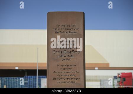 Stele, Denkmal für Chris Gueffroy, Wall Dead, Bank des Britzer Zweigkanals, Stadtteil Treptow-Koepenick, Berlin, Deutschland, Europa Stockfoto