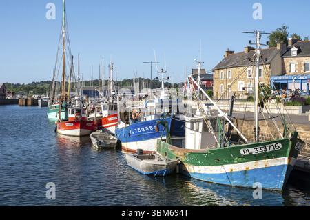 Kommerzielle Fischerboote im Hafen von Paimpol mit bunten Farben und bretonischen Granithäusern am Kai, Paimpol, Baie de Saint-Brieuc, Cotes-d'Arm Stockfoto