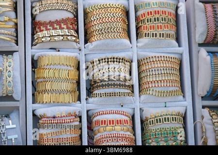 Wunderschöne Kollektion handgefertigter Armbänder zum Verkauf Stockfoto