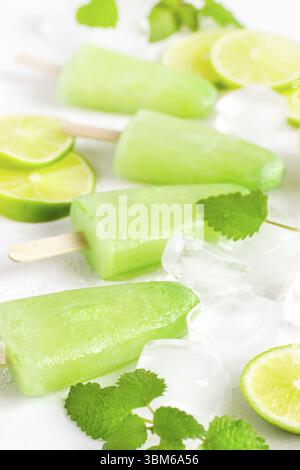 Gesunde lime mint Eis am Stiel mit frischem lime Schichten und Eiswürfel. Selektiver Fokus Stockfoto