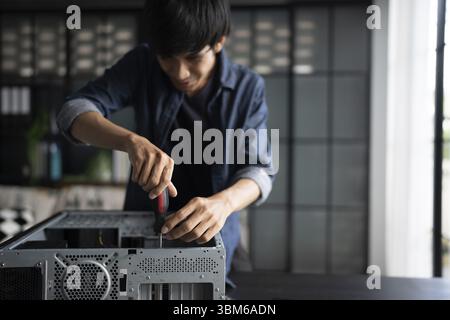 IT-Ingenieur Installation Hardware Ausrüstung Entwicklung Facility Engineer Wartung Computer Motherboard elektronische Reparaturwerkstatt Technologiegeschäft Stockfoto