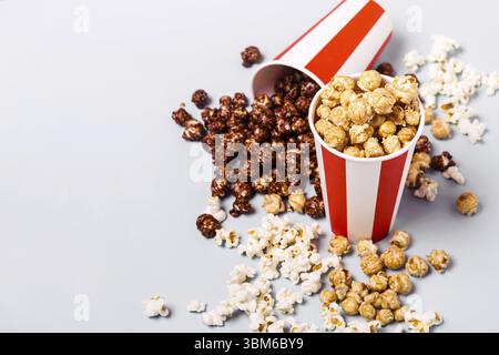 Popcorn-Set in weiß-roter Tasse mit Papierstreifen. Süßes und salziges Popcorn Stockfoto