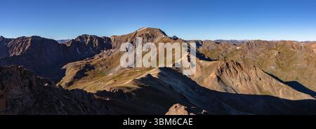 Panorama des farbenfrohen Colorado 14er Handies Peak und der umliegenden San Juan Peaks vom Colorado 13er Whiteceoss Mountain. Stockfoto