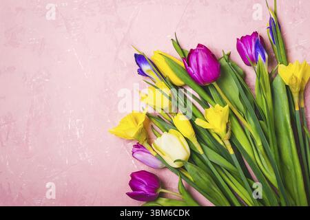 Buntes Blumenstrauß im Frühling. Weihnachtsgrußkarte Stockfoto