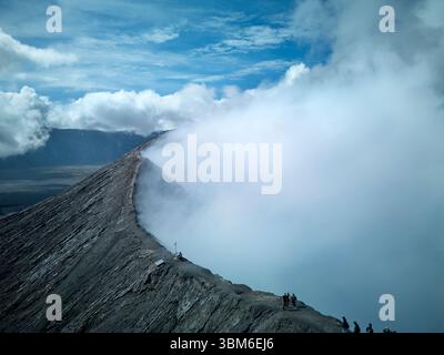 Touristen am Rande des Vulkans Bromo (Gunung Bromo) Ost-Java, Indonesien - Luftfahrt Stockfoto