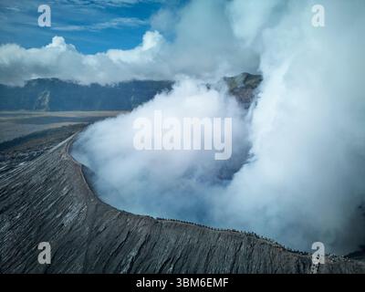 Touristen am Rande des Vulkans Bromo (Gunung Bromo) Ost-Java, Indonesien - Luftfahrt Stockfoto