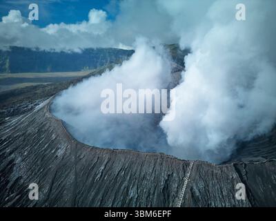 Touristen am Rande des Vulkans Bromo (Gunung Bromo) Ost-Java, Indonesien - Luftfahrt Stockfoto
