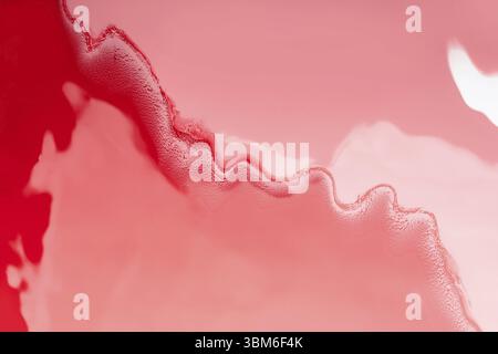Acrylflüssigkeit Art.. Rote Welle auf Korallenhintergrund. Abstrakter, wirbelnder Hintergrund oder Textur Stockfoto