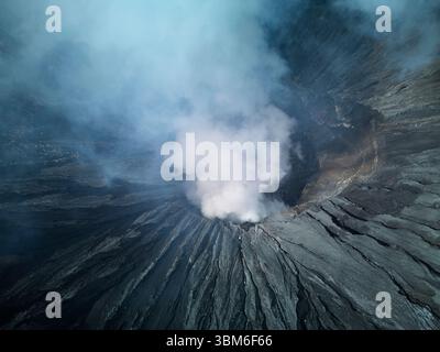 Blick in den rumpelnden Krater des Vulkans Bromo (Gunung Bromo) Ost-Java, Indonesien - aus der Luft Stockfoto
