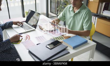 Teamwork Brainstorming Creative Idea Business Projekt. Geschäftsleute treffen sich, um sich Notizen zu machen, während sie mit Farbmuster diskutieren, um Ideen zu teilen Stockfoto