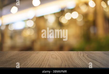 Leere Holztischplatte und Unschärfe des Restauranthintergrunds mit selektivem Fokus Produktdisplay Kopierraum für Hintergrund Stockfoto