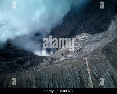 Touristen am Rande des Vulkans Bromo (Gunung Bromo) Ost-Java, Indonesien - Luftfahrt Stockfoto