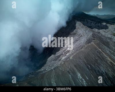 Touristen am Rande des Vulkans Bromo (Gunung Bromo) Ost-Java, Indonesien - Luftfahrt Stockfoto