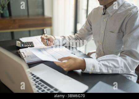 Nahaufnahme von Geschäftsleuten, die Dokumente unterzeichnen oder schreiben und Bericht Prüfer-Analyse männliche professionelle Hand, die Notizen mit Business Docu macht Stockfoto