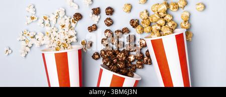 Popcorn-Set in weiß-roter Tasse mit Papierstreifen. Süßes und salziges Popcorn Stockfoto