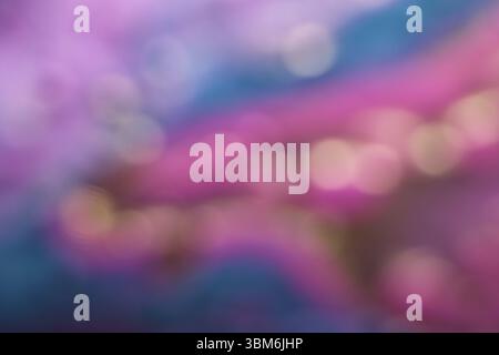 Glatter verlaufender Hintergrund mit rosa, türkisfarbenen und gelben Farben. Verschwommene Abstraktion Stockfoto