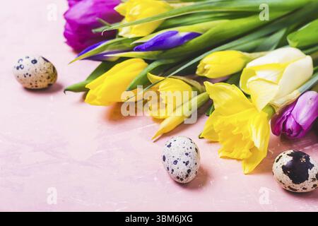 Bunte Tulpen und Narzissen Blumen. Frohe Ostern Grußkarte Stockfoto