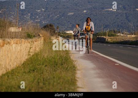 Radfahrer auf der Hauptroute, Formentera, Pitiusas-Inseln, Balearen, Spanien, Europa Stockfoto