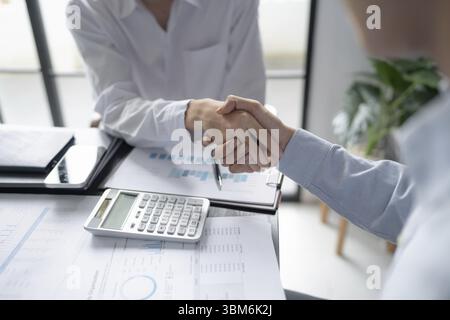 Geschäftsmann schüttelt die Hand und macht erfolgreich einen Deal. mans Handshake. Business Partnership Meeting-Konzept Stockfoto