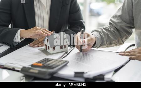Geschäftsleute, die einen Vertrag abschließen, mit Immobilienmaklerkonzept für Berater Hausversicherung Immobilieninvestition Immobilienversicherung se Stockfoto