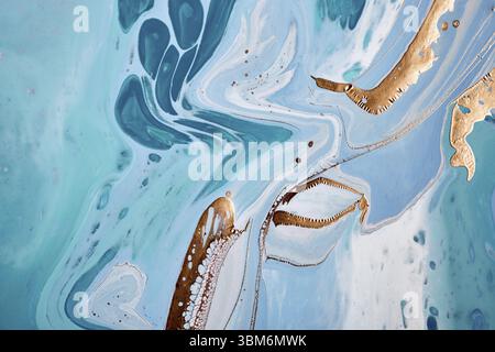 Acrylflüssigkeit Art.. Goldene, blaue und türkisfarbene Wellen. Abstrakter Marmorhintergrund oder Textur Stockfoto
