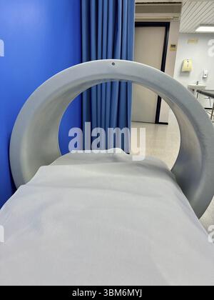 Ein graues MRT-Gerät mit einem blauen Vorhang dahinter. Magnetotherapiegerät Stockfoto
