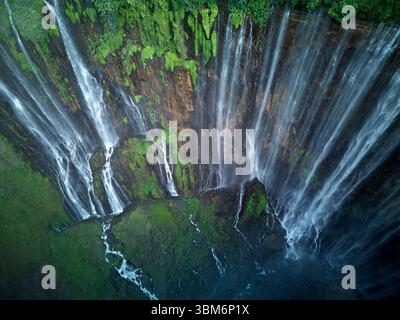 Tumpak Sewu (tausend Wasserfälle), Ost-Java, Indonesien - Luftfahrt Stockfoto